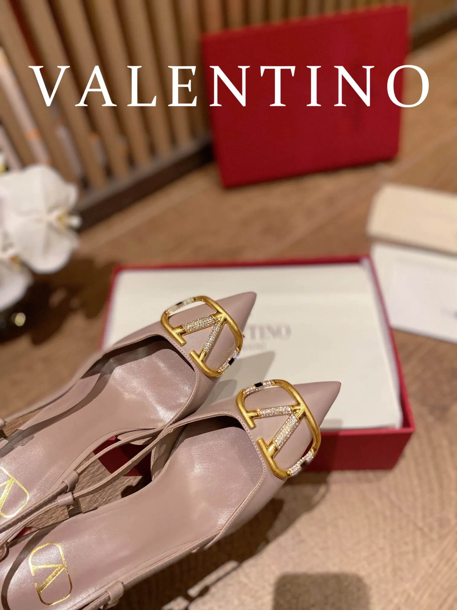 👟👟Ex-factory price 520👟👟 𝑉𝐴𝐿𝐸𝑁𝑇𝐼𝑁𝑂 Valentino ♡ The latest series of the counter 💯The new season of Valentino replaces the usual rivet elements with the initial V bronze (dotted buckle) buckle, simplifying the complexity Make the design more refined and durable. No matter your age, it can easily fit on your feet and make your feet look slimmer! The new season lives up to expectations! Worth buying ★Imported cowhide is absolutely high-grade ❥Original method is absolutely sensual ❥Elegant style creates a different feeling🙈 Simple temperament style!  ♡ show bdetails ———————————— ⊿▸: Size｜35-40 (customized at 34.40.41.42) ⊿▸: Material｜Imported cowhide ⊿▸: Material｜Exclusive molded rhinestone buckle ⊿▸: Material | Padded sheepskin ⊿▸: Material |Italian 🇮🇹 genuine leather outsole (the original 1:1 method has a wood grain shape) ⊿▸: Heel height｜8cm